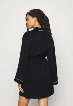 Anna Field Amanda Satin Dressing Gown - Badjas - Black -Anna Field Boutique 2ed7ad8212184e4ca1dc1b97ba75f567