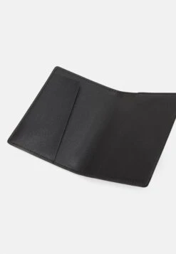 Anna Field Passport Case And Luggage Tag Set - Paspoorthouder - Black -Anna Field Boutique 6cebaff05c534c59aba96c1fb1c7ab54