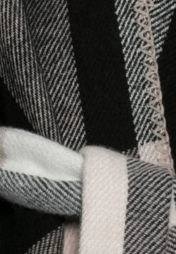 Anna Field Poncho - Black/White 7 Anna Field Poncho - Black/White -Anna Field Boutique acdcb6228802409186154190d6d39bbf